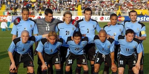 Camiseta de la Selección Uruguaya de Fútbol 2004 Gustavo Varela (firmada por todo el plantel de Uruguay) - Imagen 3