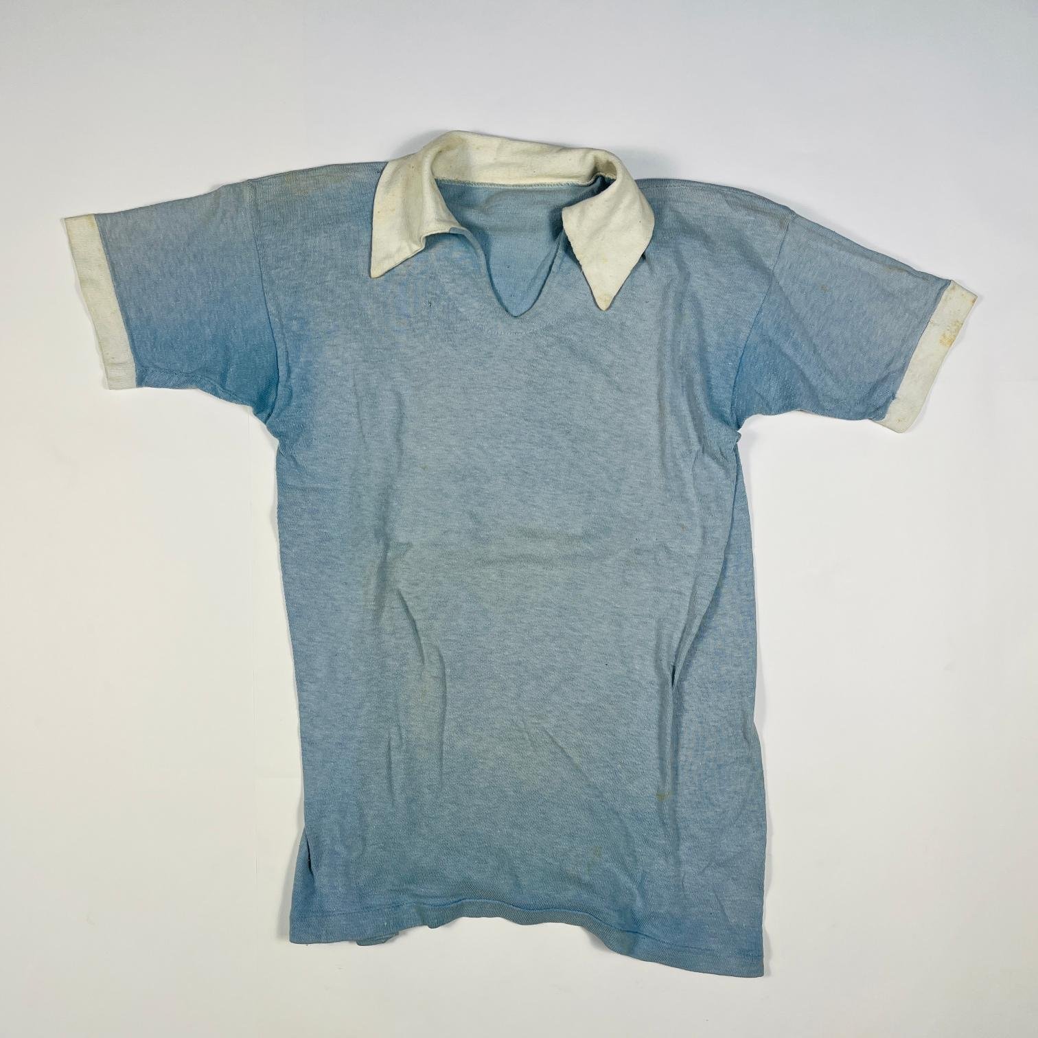 Camiseta de la Selección Uruguaya de Fútbol 1942 Severino Varela, con medalla adjunta