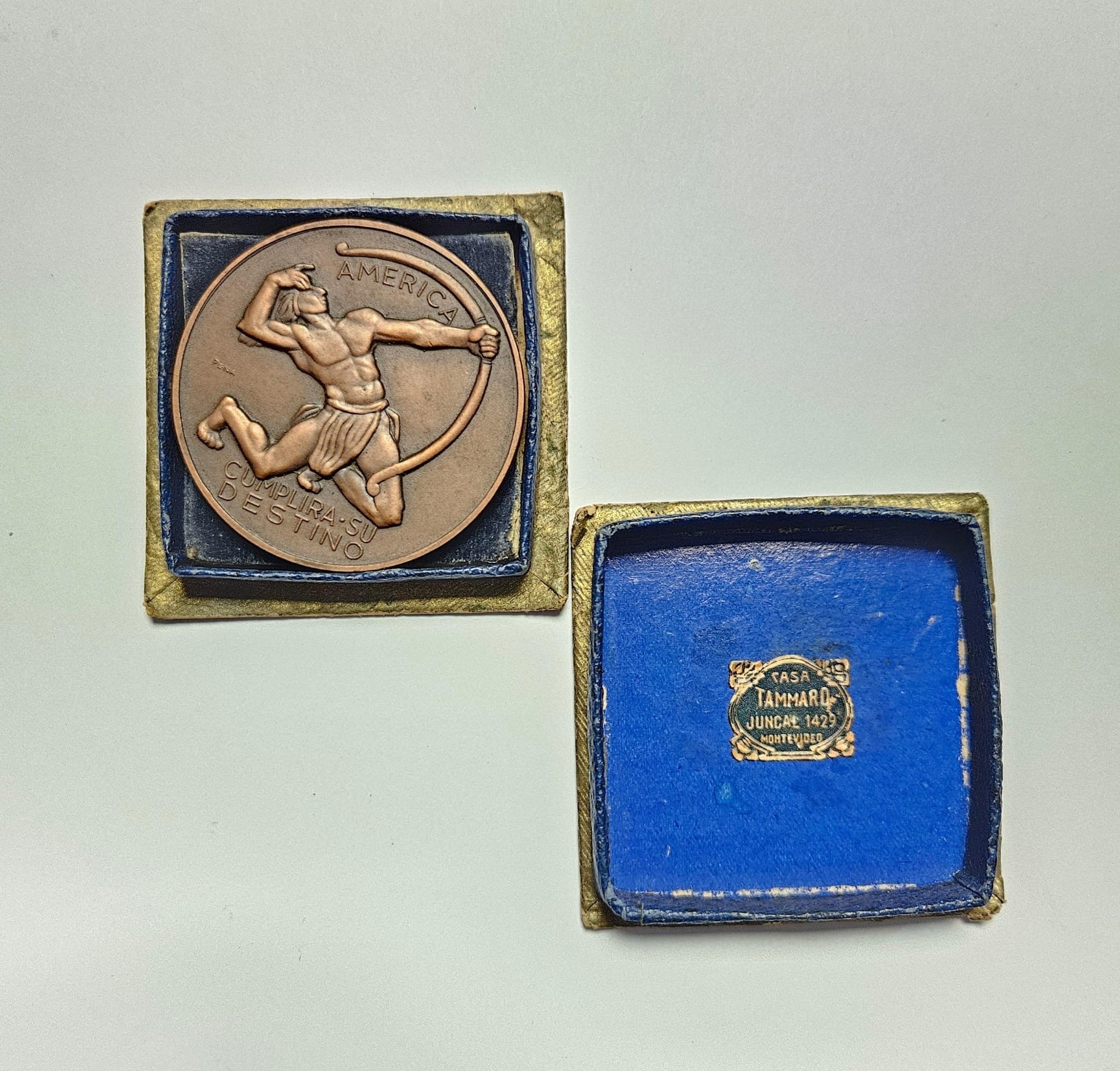 Camiseta de la Selección Uruguaya de Fútbol 1942 Severino Varela, con medalla adjunta - Imagen 4