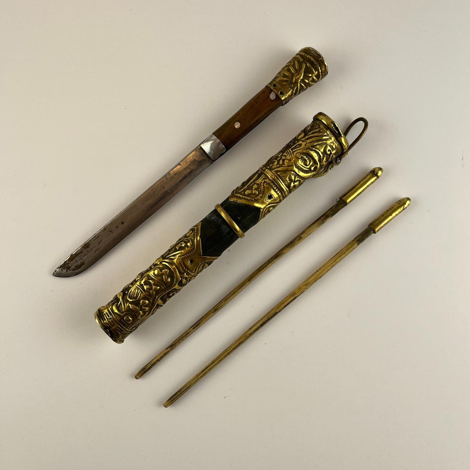 Juego birmano de cuchillo y palillos de viaje