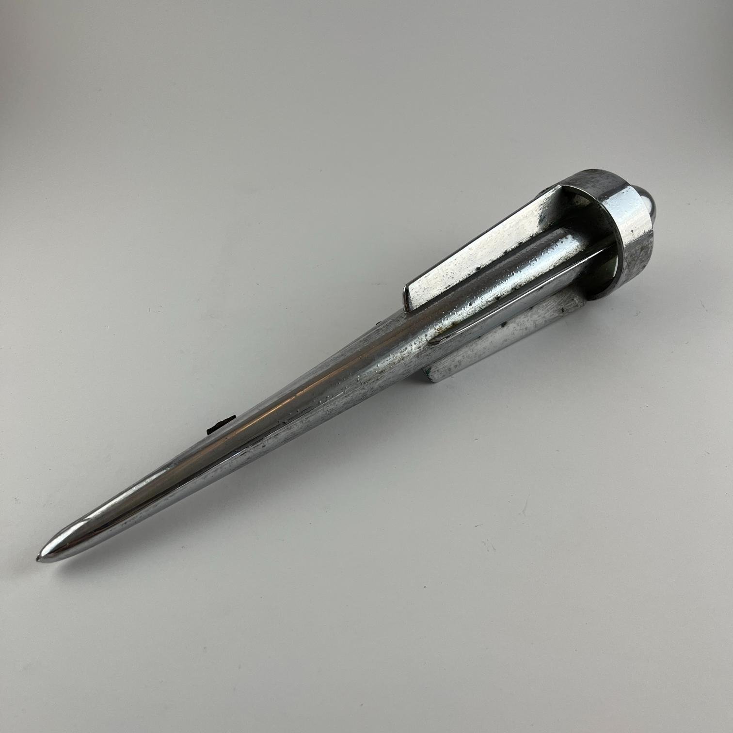 Insignia capot automóvil sin identificar