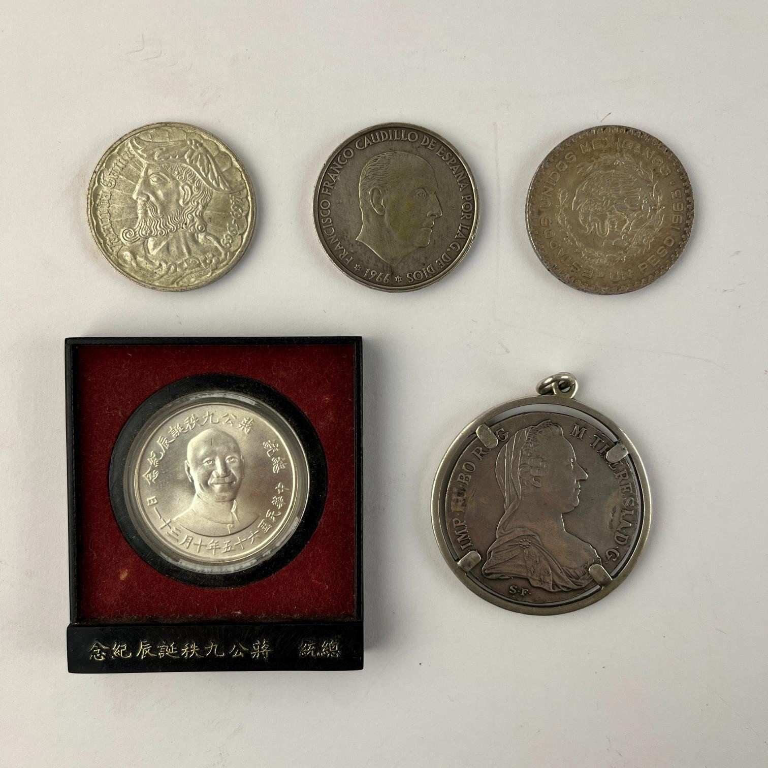 5 monedas varias de plata