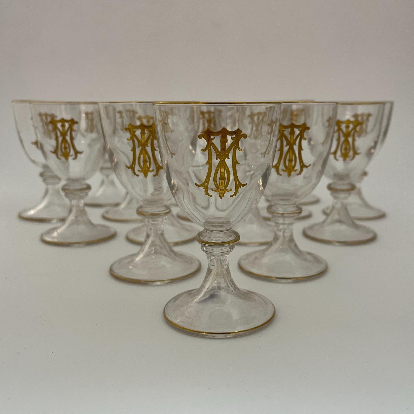 16 copas de licor de Máximo Tajes