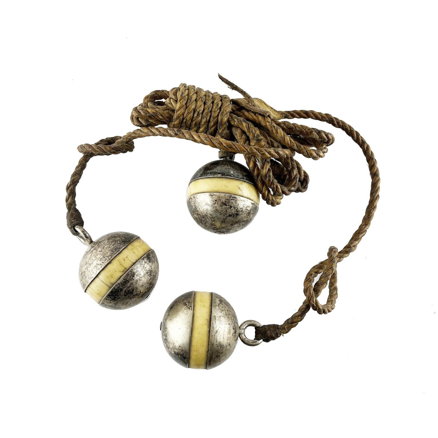 3 boleadoras en marfil y plata