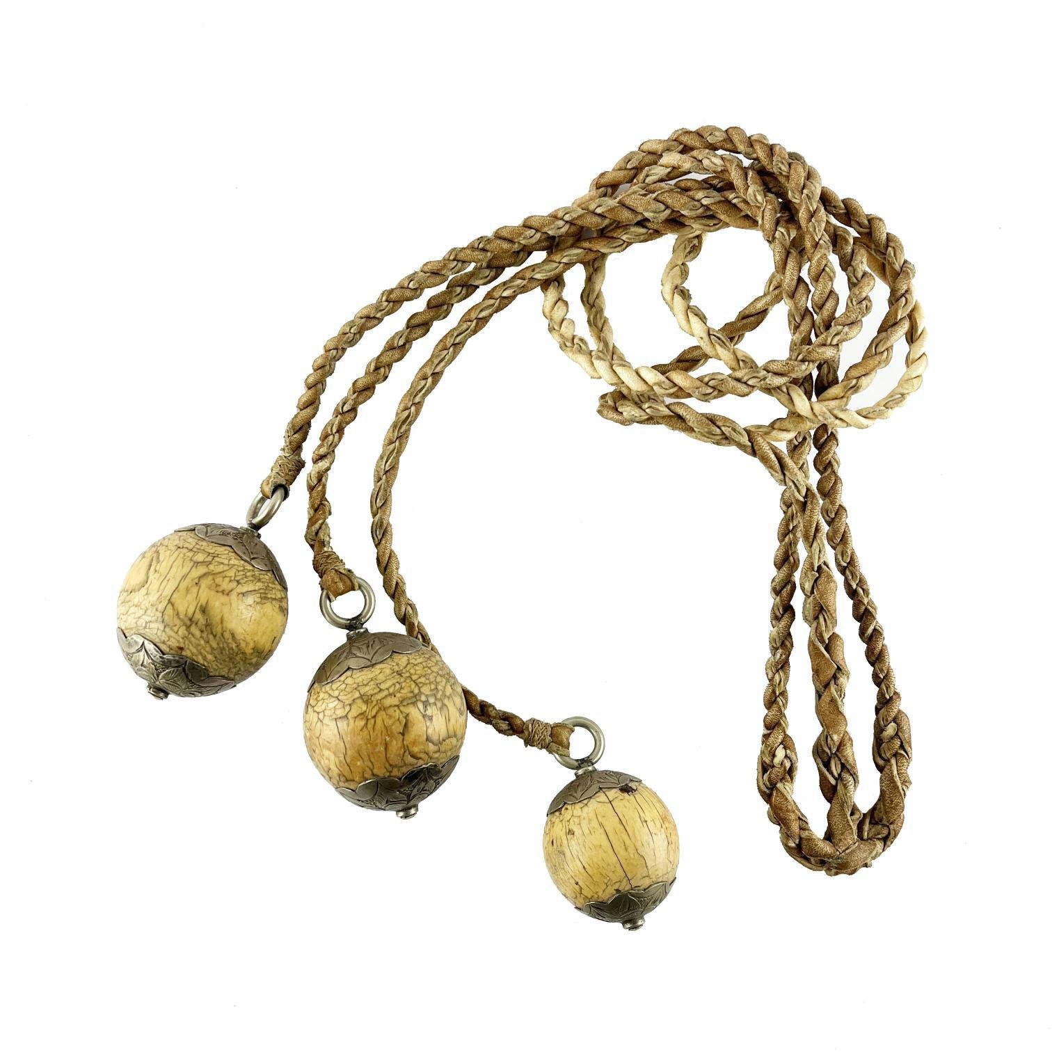 3 boleadoras en marfil y plata