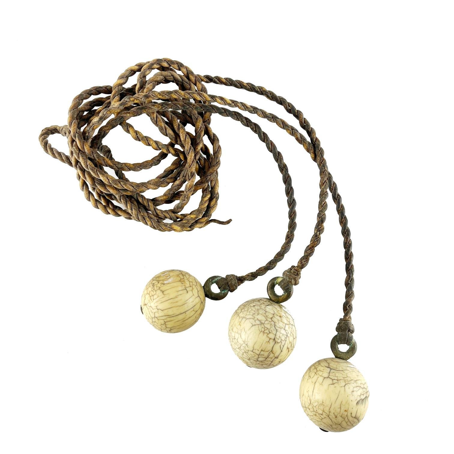 3 boleadoras en marfil