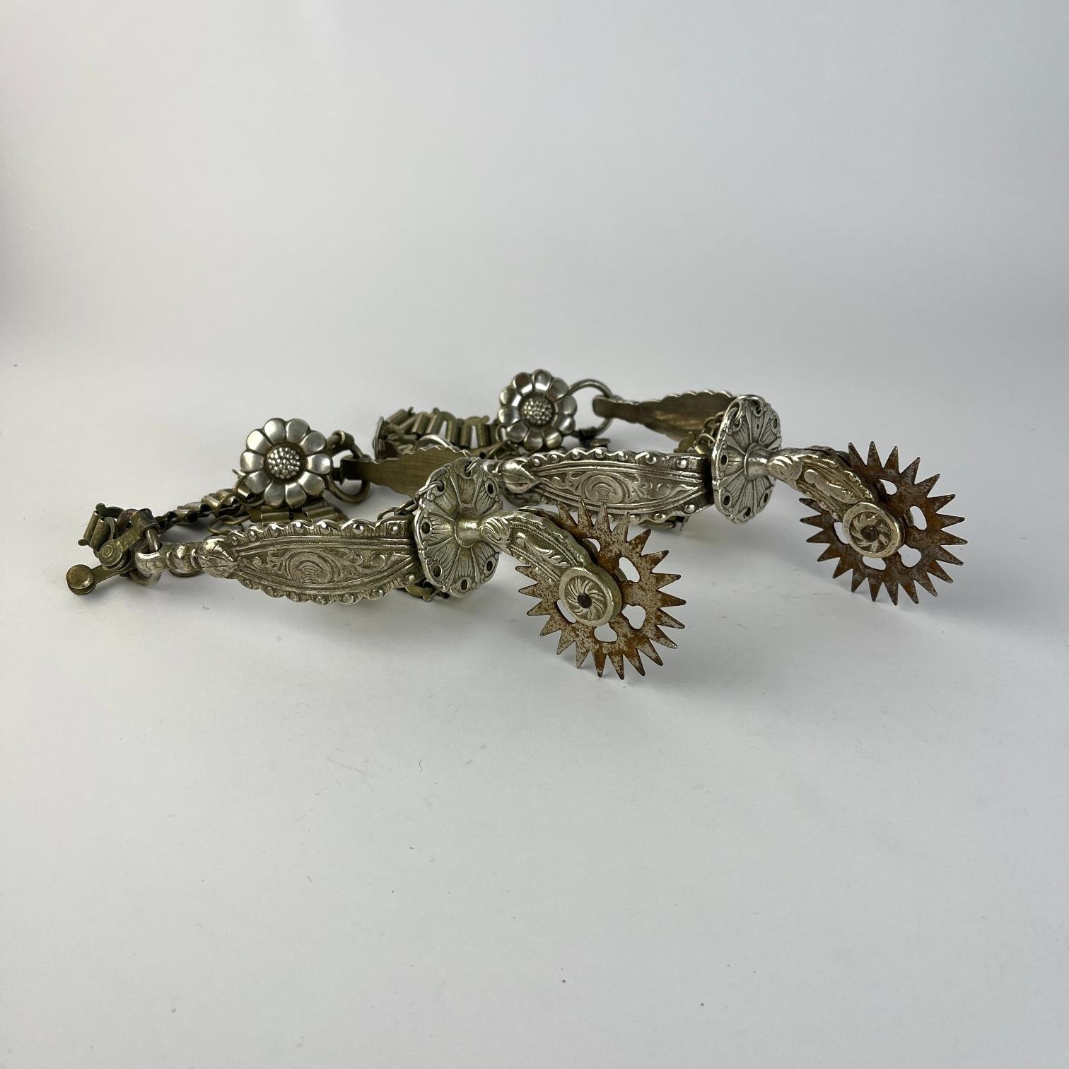 Espuelas con arabescos