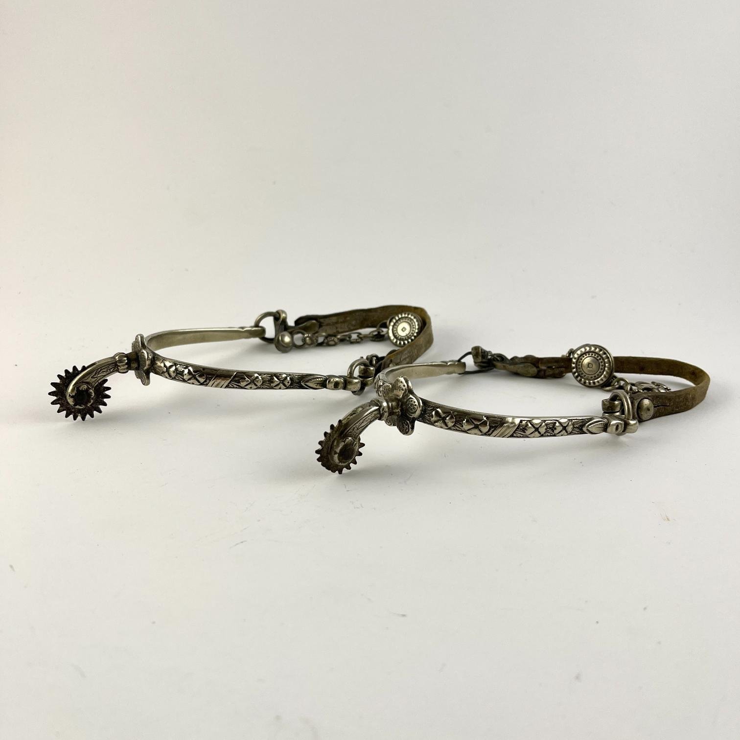 Espuelines con hojas y flores