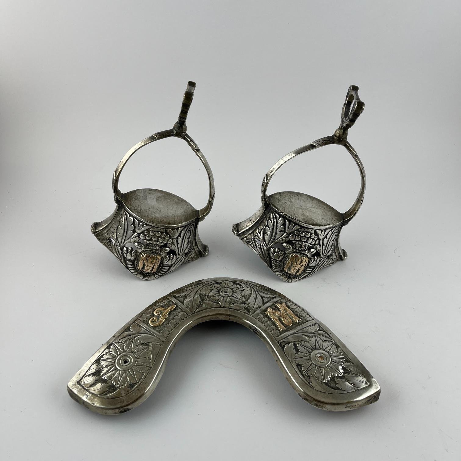 Cabezada de recado y par de estribos riograndenses en plata