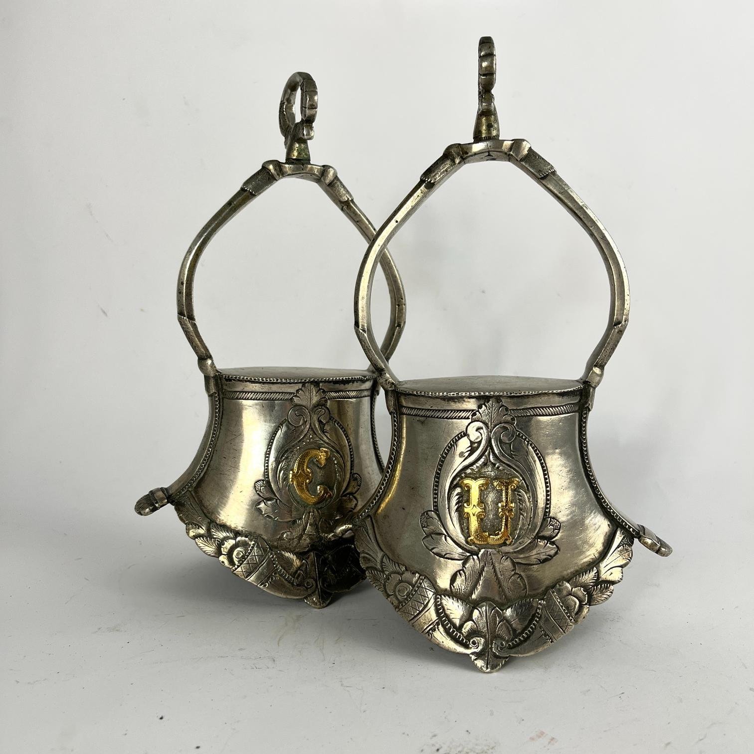 Estribos campana con pasadores en plata y oro