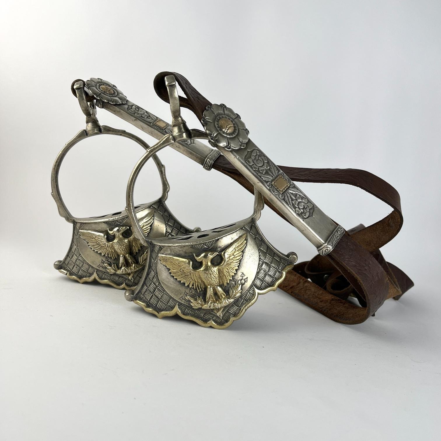 Estribos campana con águilas
