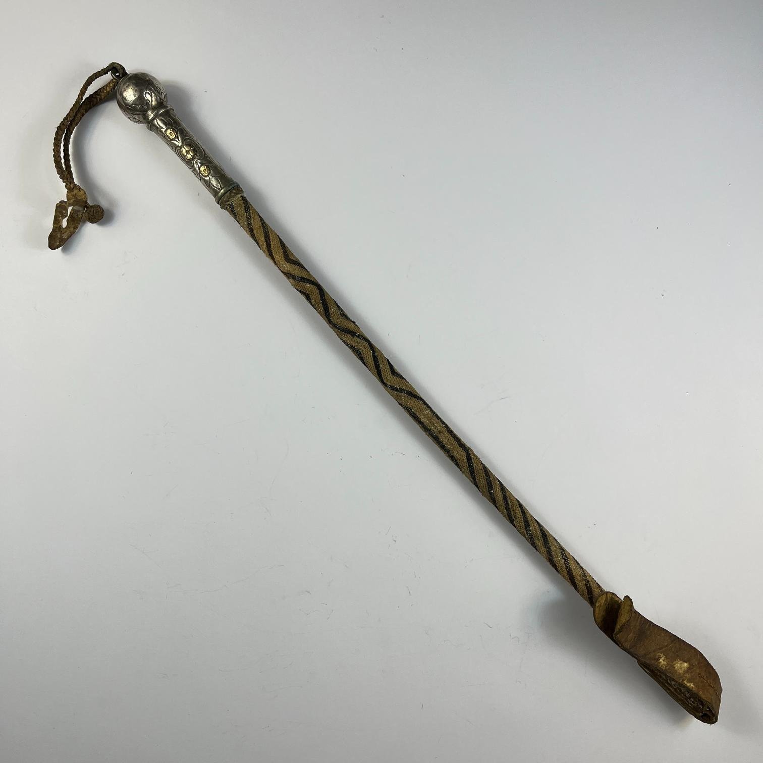 Rebenque con plata y oro