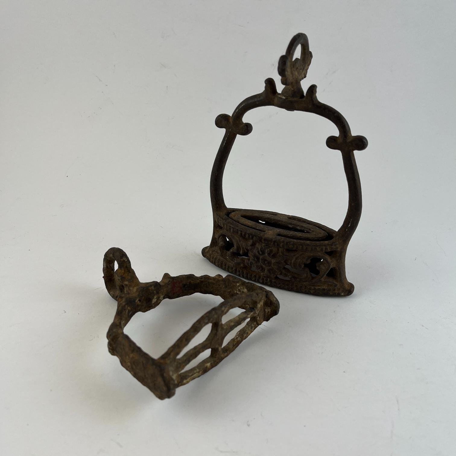 2 estribos diferentes S. XVIII