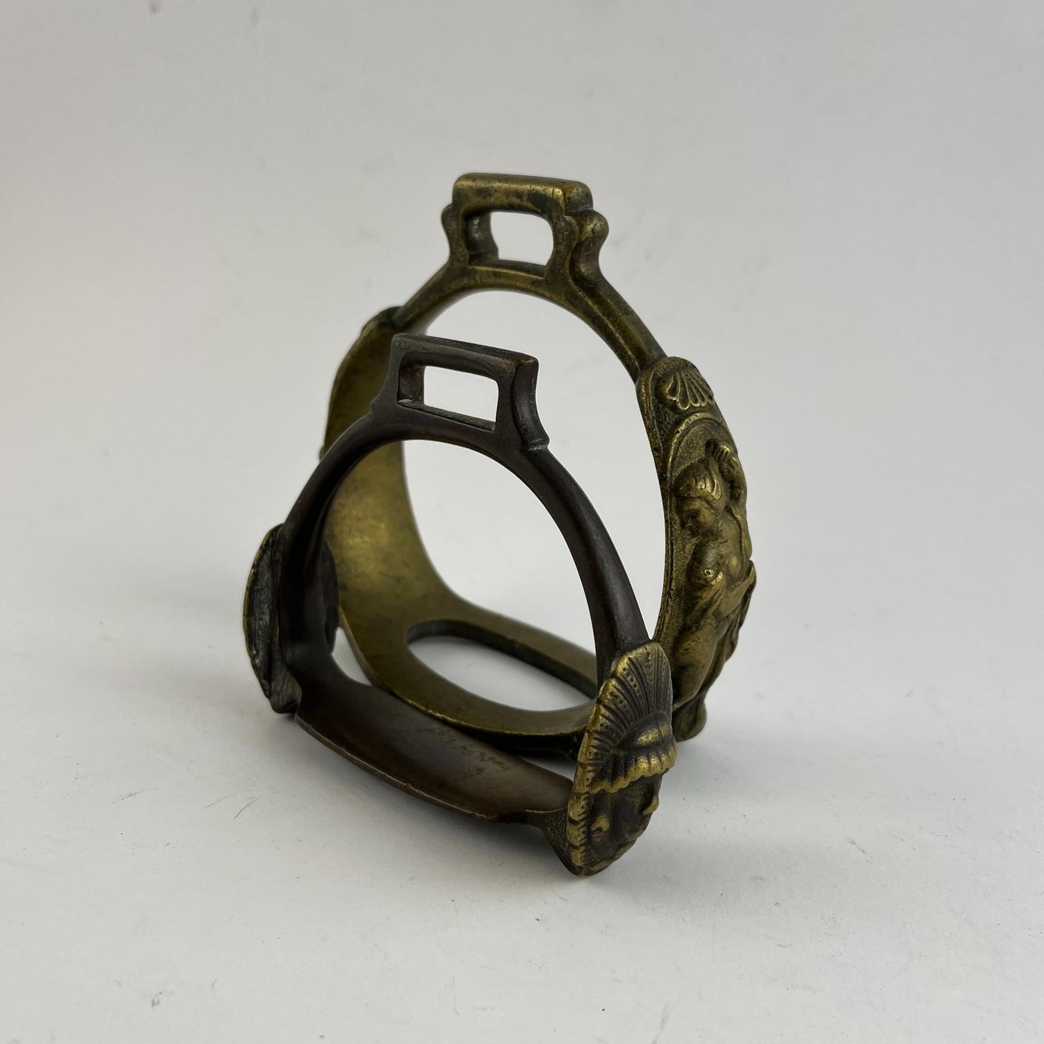 2 estribos diferentes S. XIX