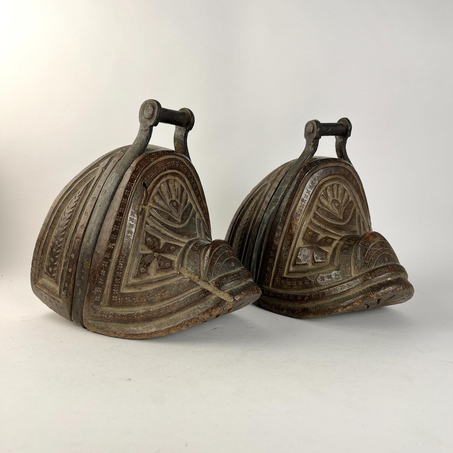 Estribos andinos en madera S. XIX