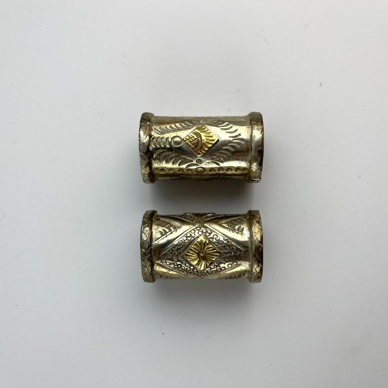 12 pasadores varios en plata y oro