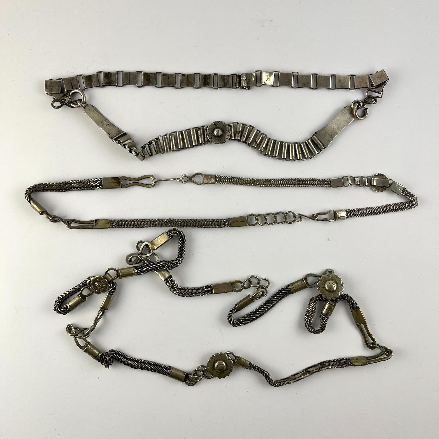 Lote alzaprimas de espuelines y fragmento de cabezada, metal y plata