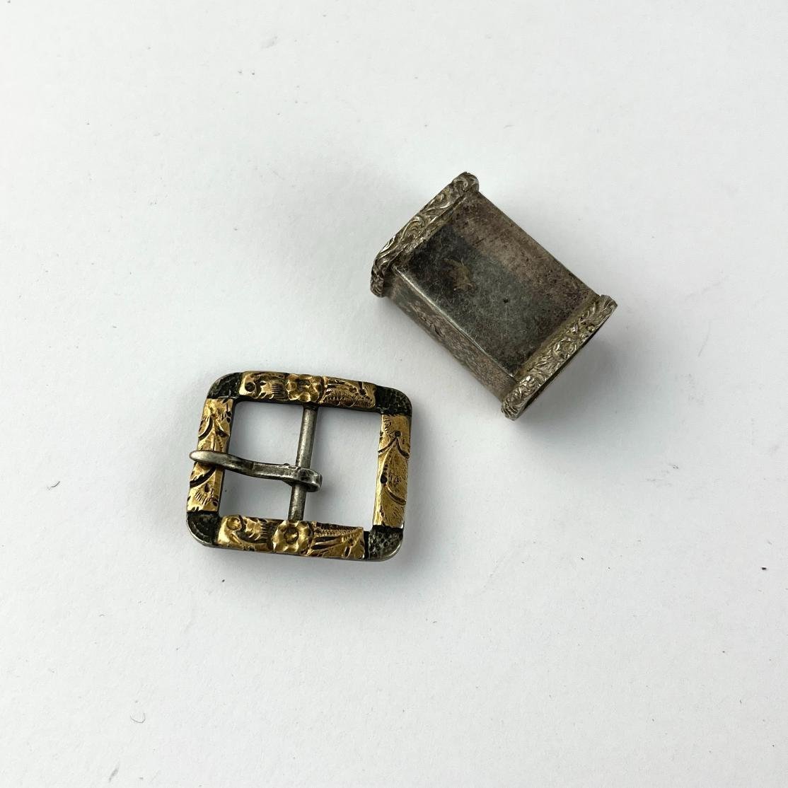 2 piezas: Pequeña hebilla en plata y oro y pasador chato