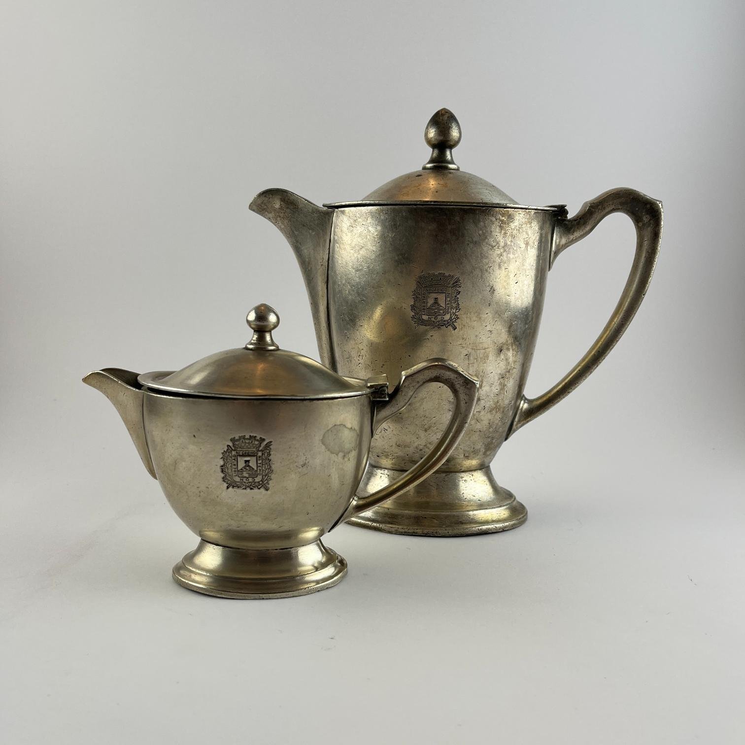 Tetera y cafetera de restaurant escudo Intendencia Municipal de Montevideo