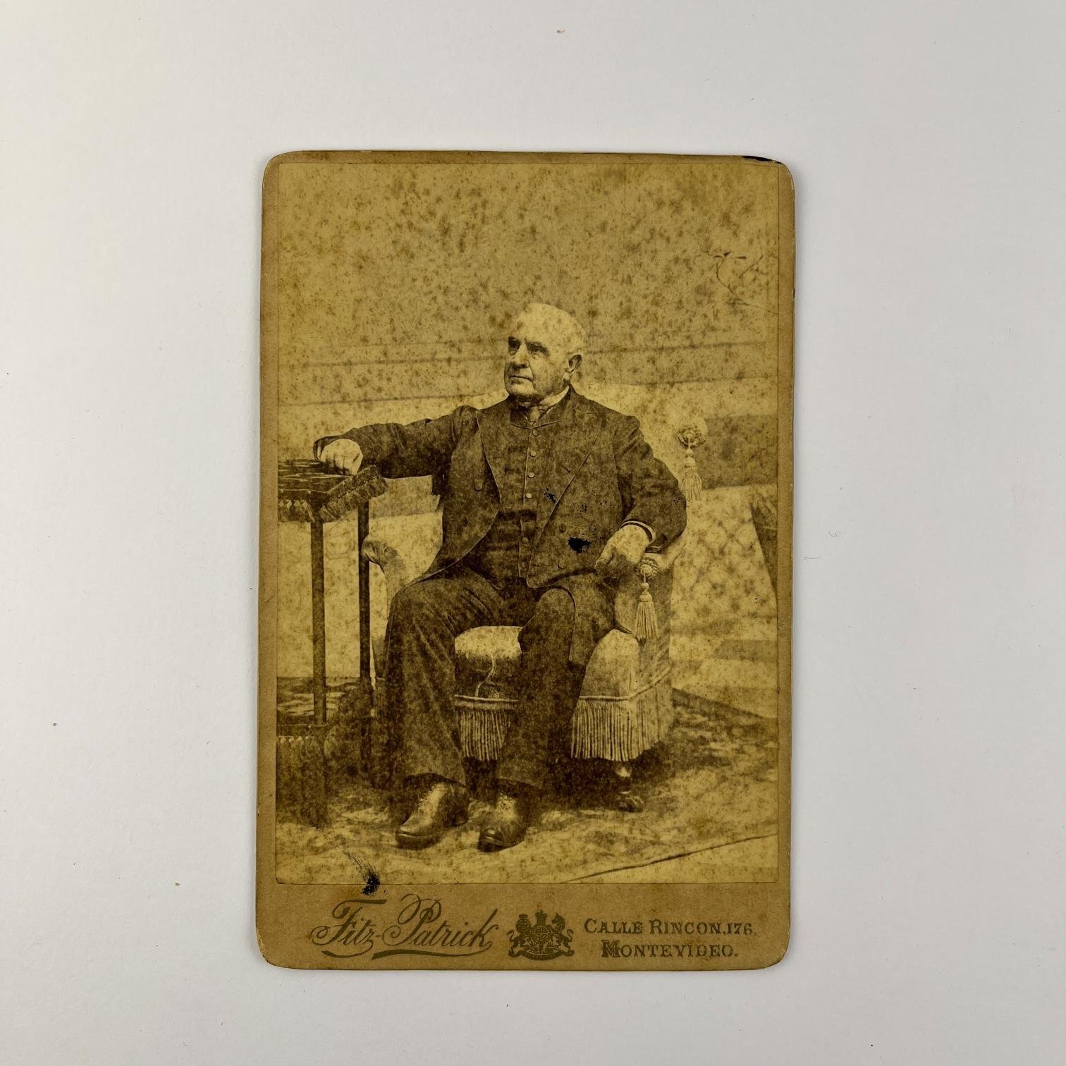 2 fotografías gabinete Tomás Gomensoro