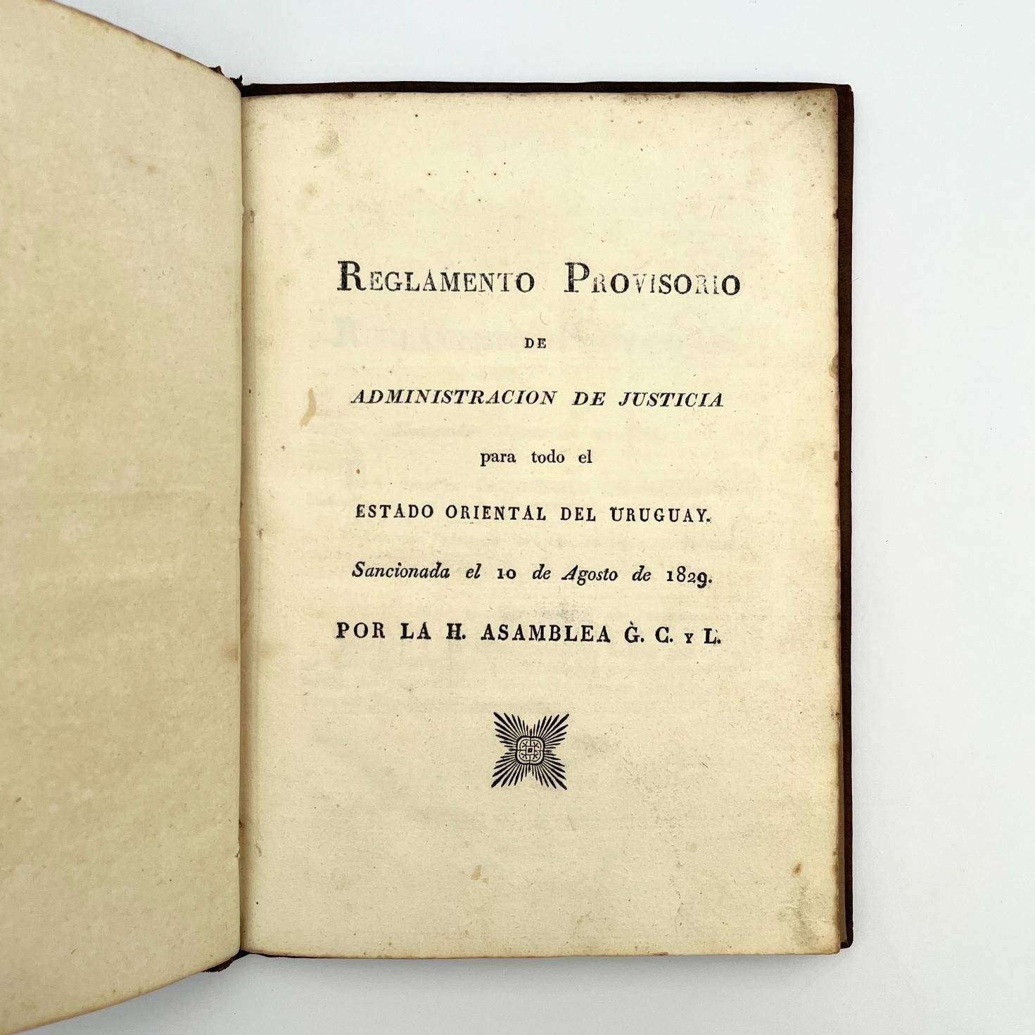 Reglamento Provisorio de Administración de Justicia para todo el Estado Oriental del Uruguay Acompañado por:
UN ABOGADO DEL COLEGIO DE MADRID: Instrucción sobre el modo de hacer los estractos (sic) de pleitos.
Acompañado por:
Rejistro (sic) Oficial de Leyes y Decretos reglamentarios de la Provincia Oriental del Río de la Plata - Imagen 2