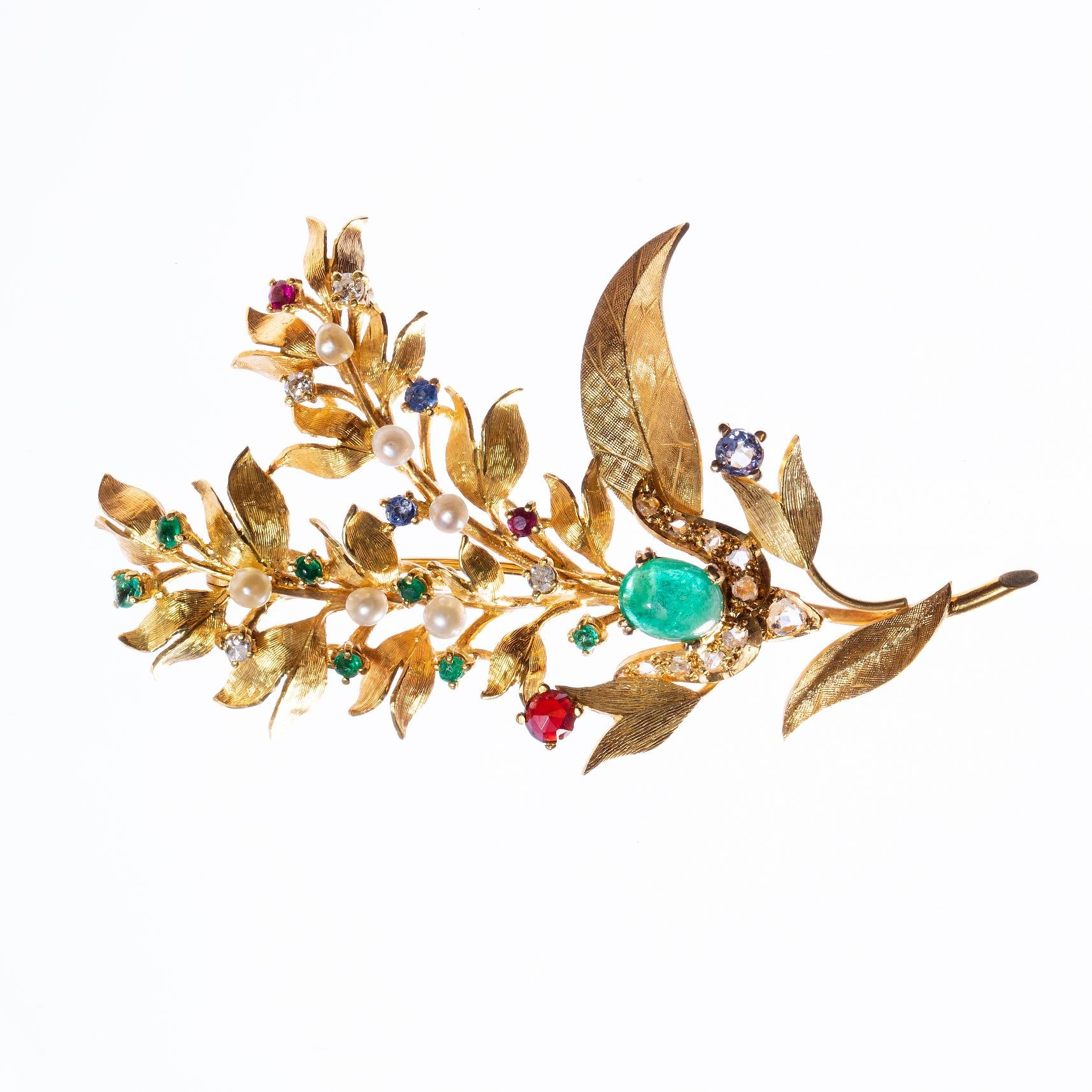 Prendedor oro 18 K amarillo, diamantes, esmerladas, zafiros, rubíes y granate