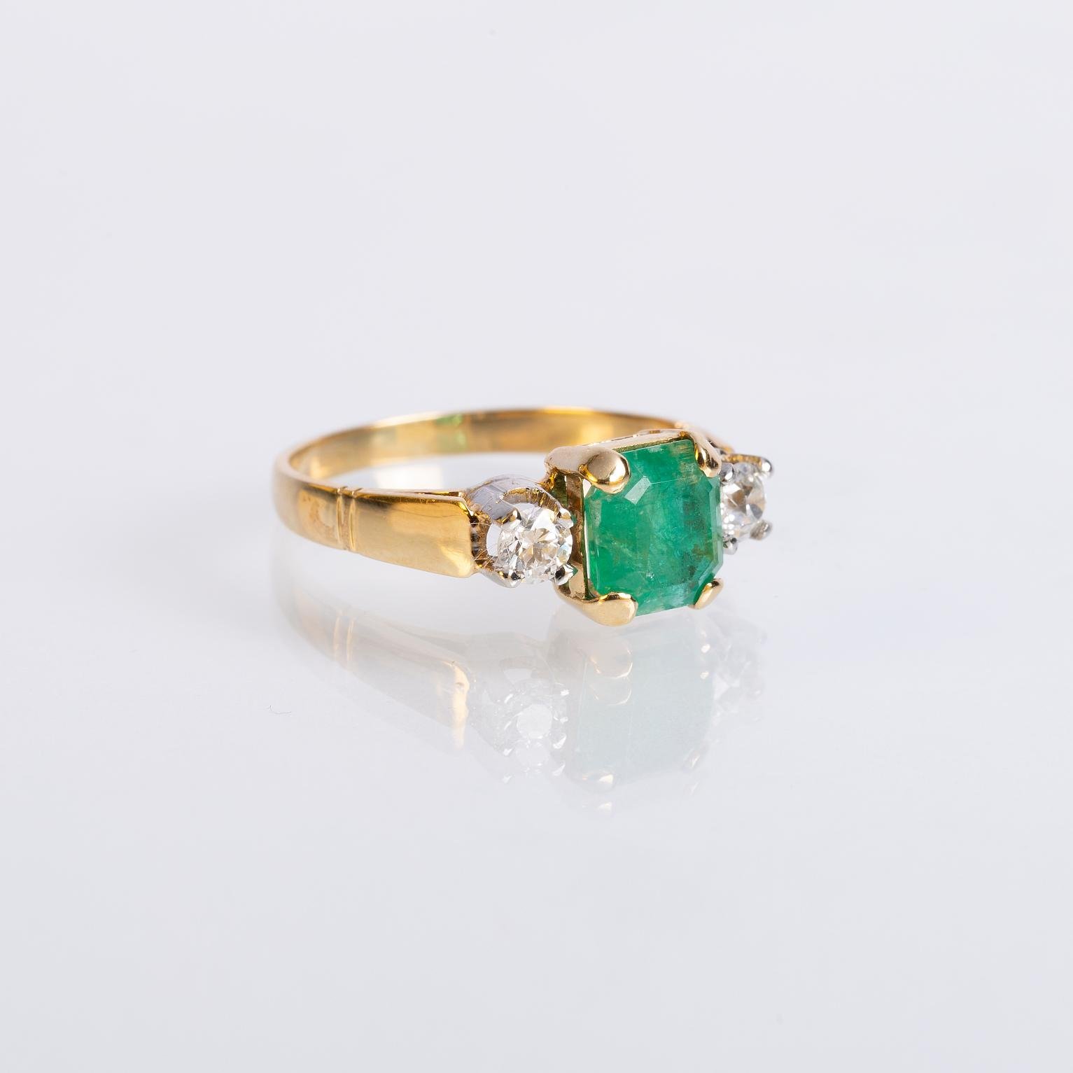 Anillo oro 18 K amarillo, esmeraldas y diamantes