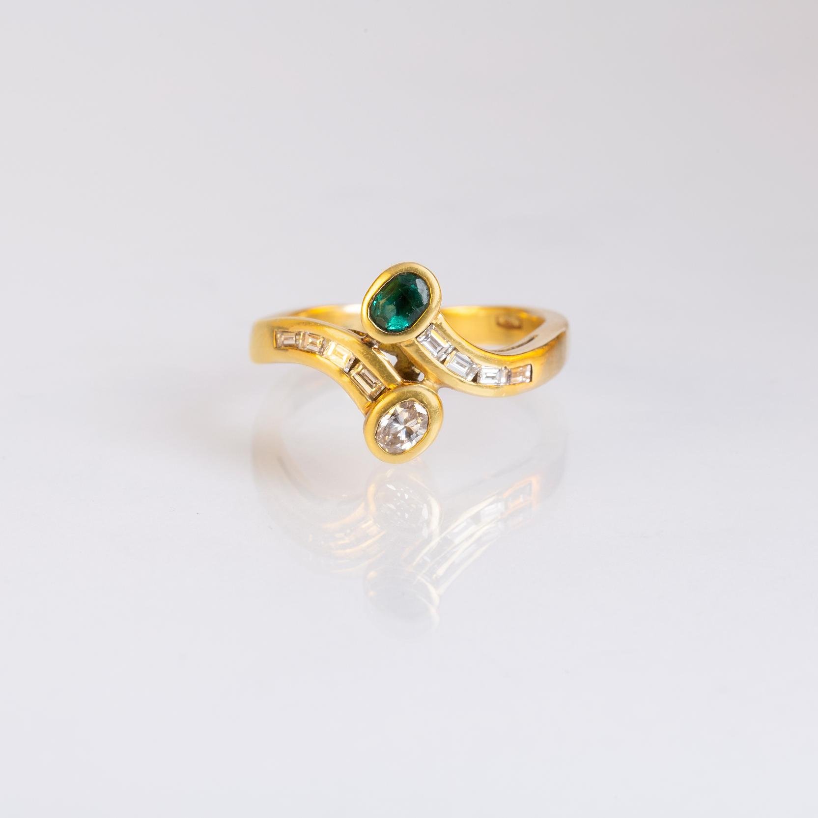 Anillo oro 18 K amarillo, diamantes y esmeralda