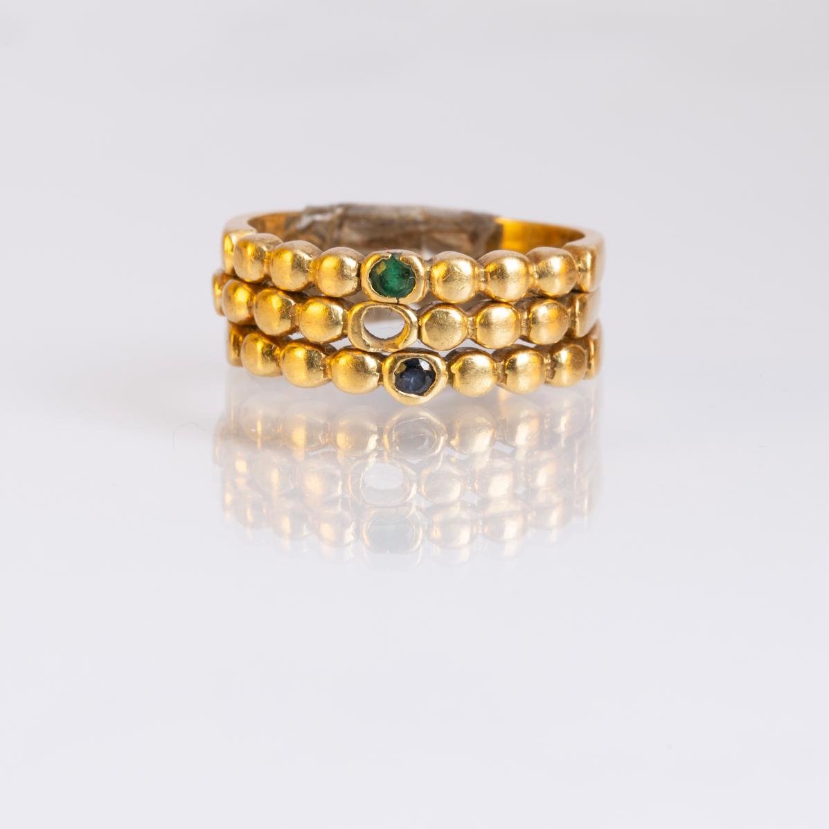 Tres anillos oro 18 K amarillo, perla y esmeralda