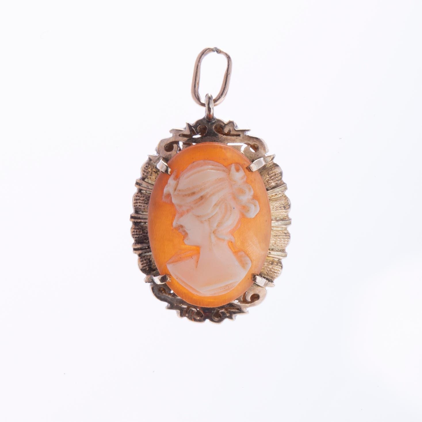 Colgante oro 18 K amarillo y camafeo