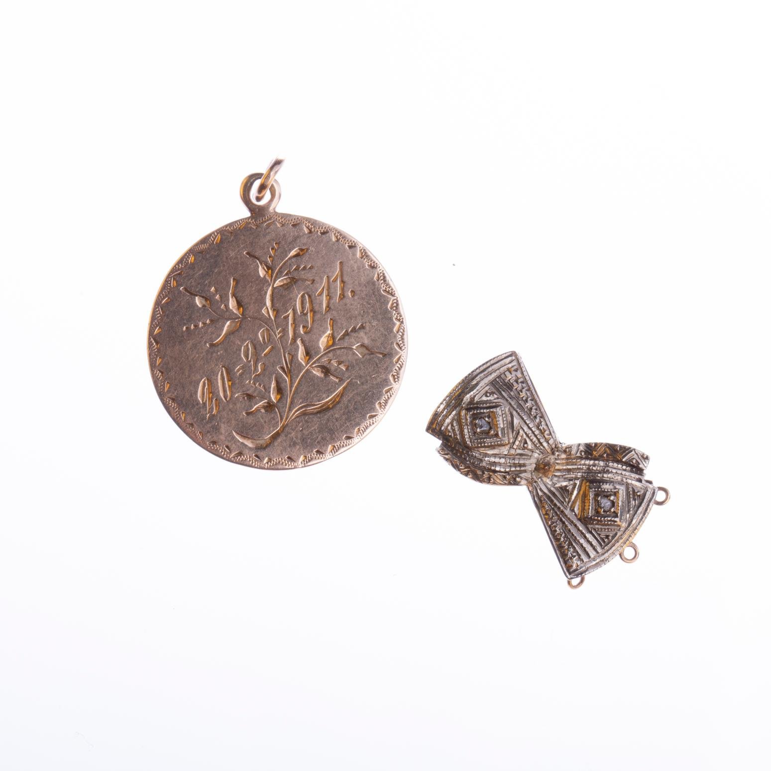 Medalla y broche en oro amarillo
