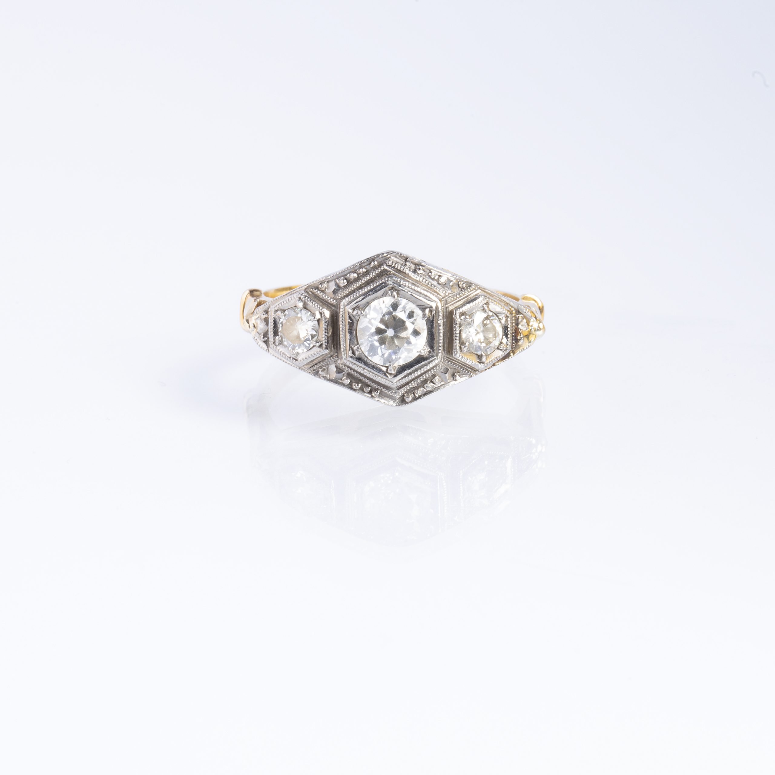 Anillo art decó oro 18 K amarillo y blanco y diamantes