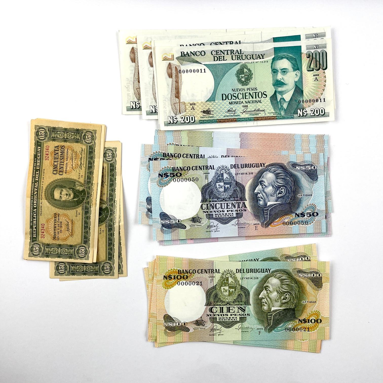 32 billetes uruguayos sin circular, numeraciones correlativas