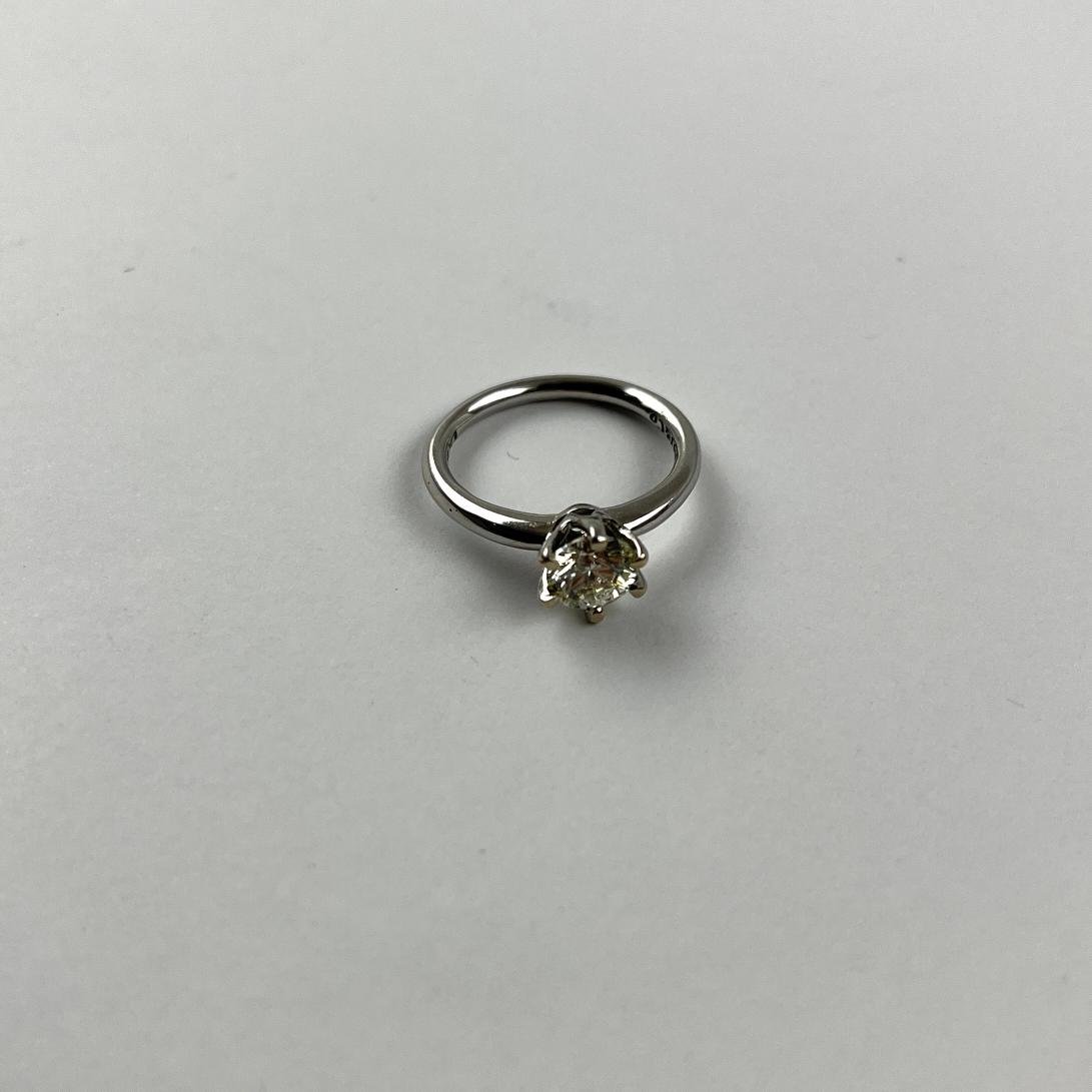 Anillo estilo Tiffany oro 18 K blanco y diamante