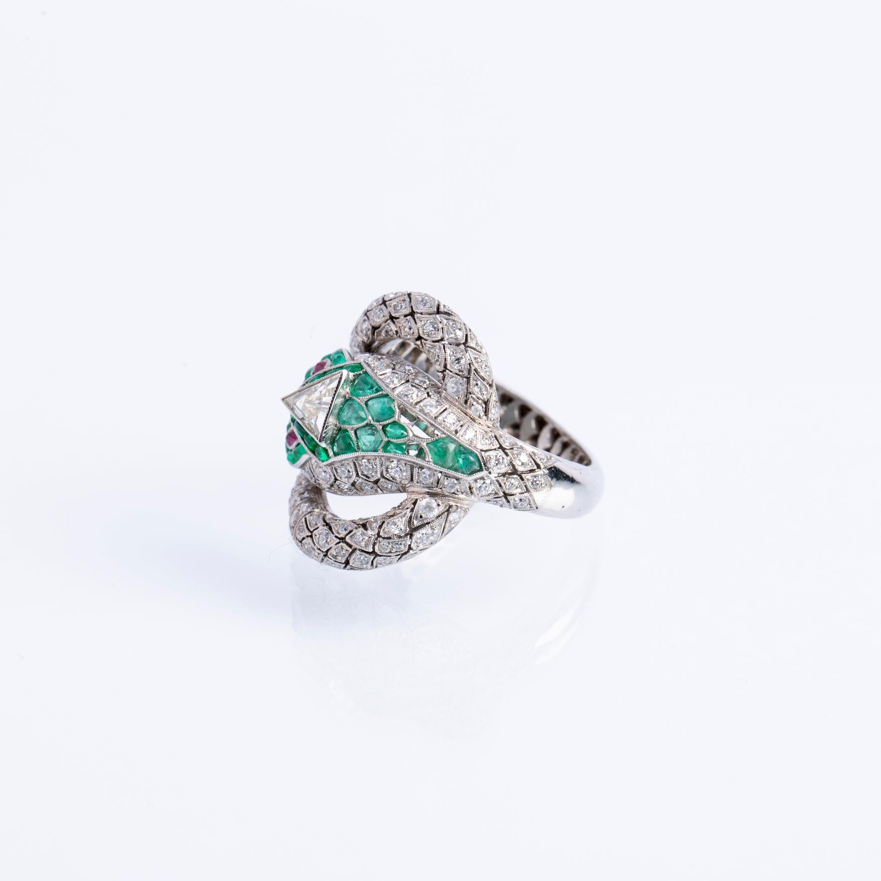 Anillo oro 18 K blanco, diamantes, esmeraldas y rubíes - Imagen 3