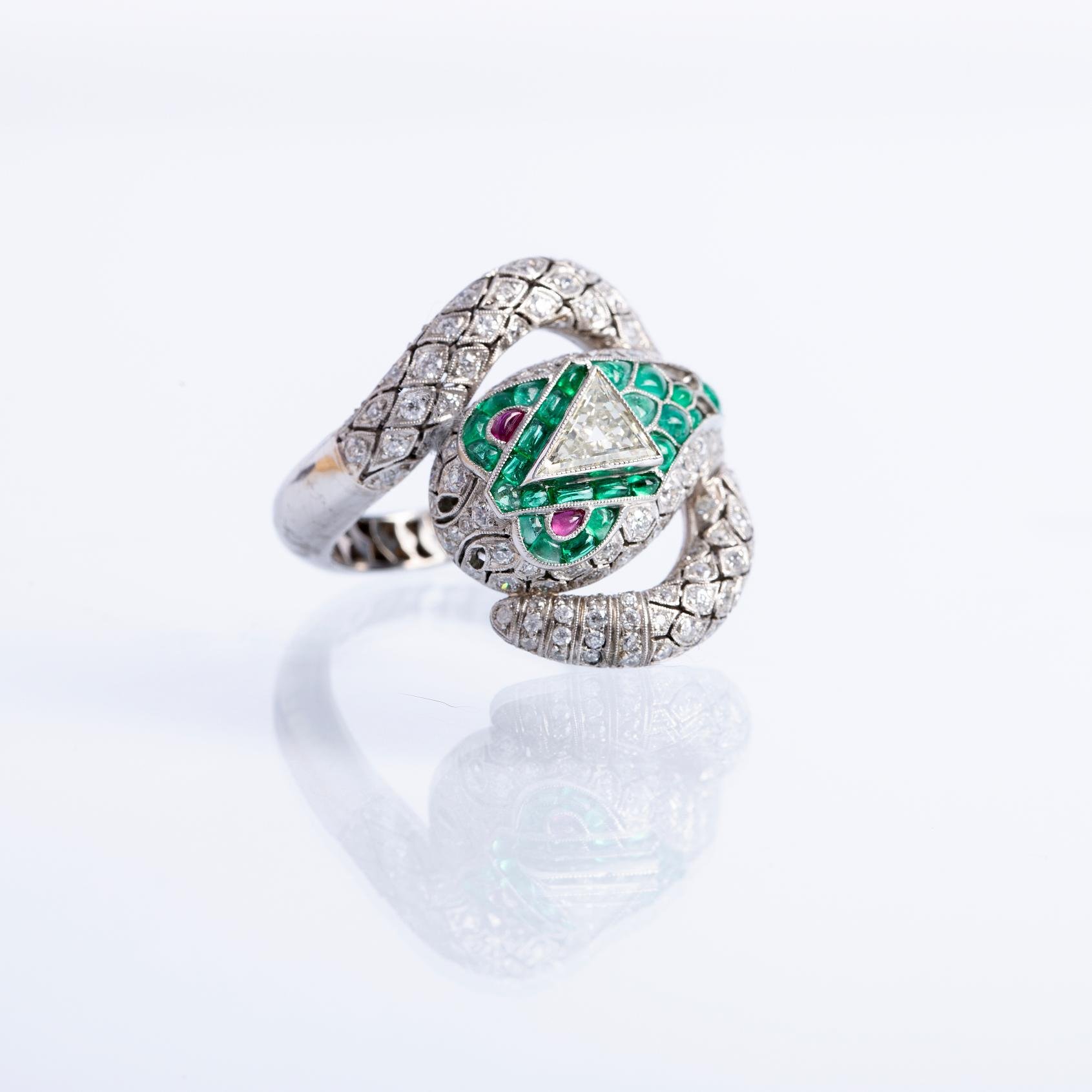 Anillo oro 18 K blanco, diamantes, esmeraldas y rubíes - Imagen 4