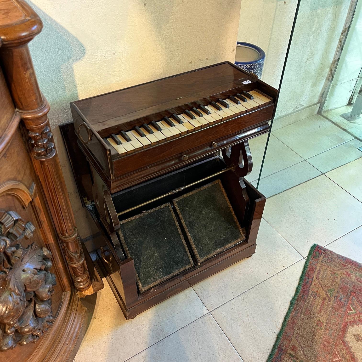 Armonio en marfil y jacarandá