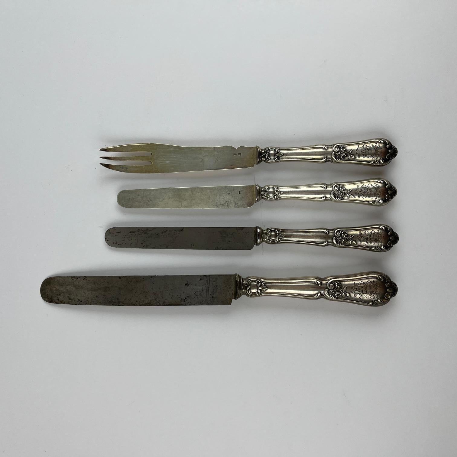 Juego de cuchillos de mesa franceses con cabos en plata cincelada