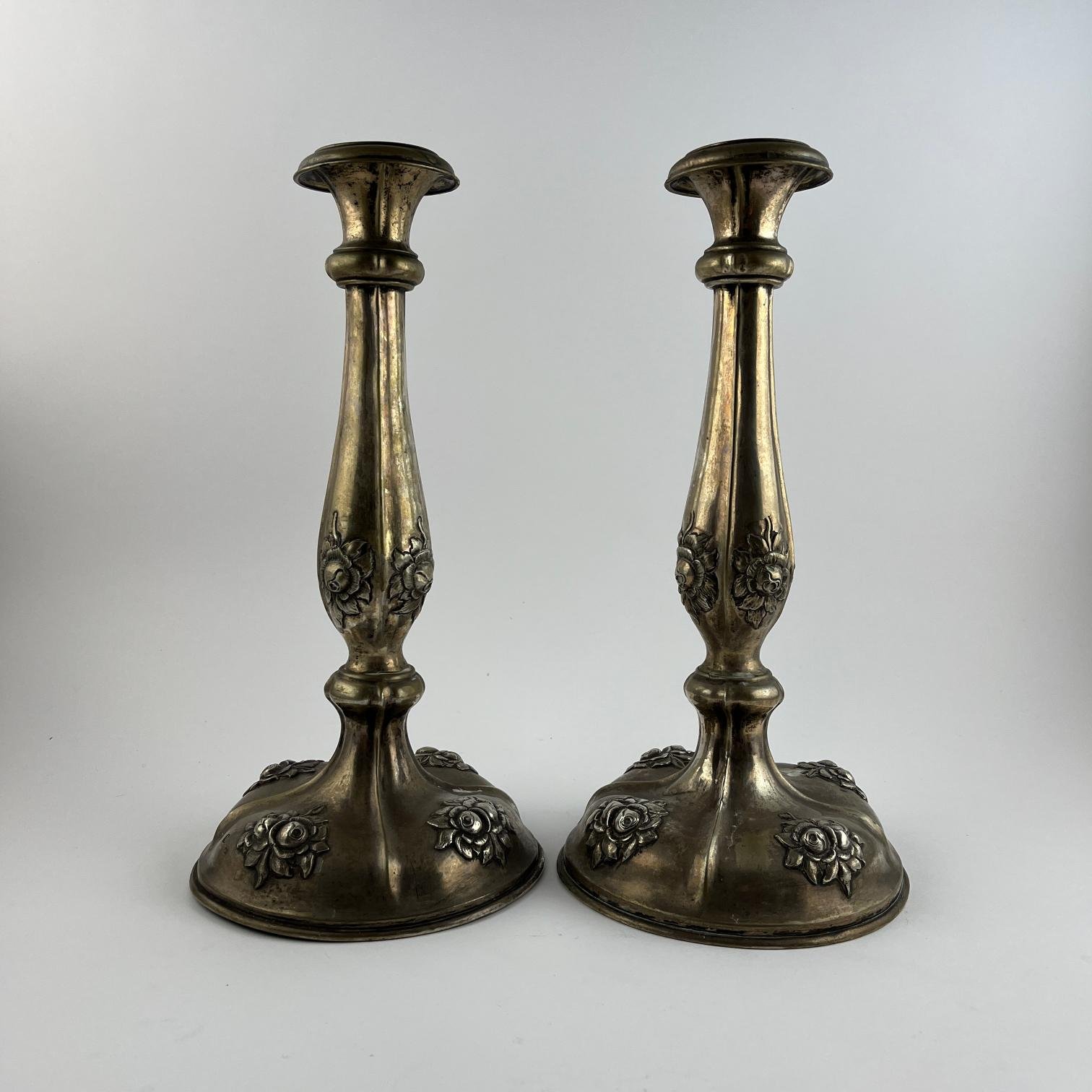 Par de candeleros austrohúngaros en plata