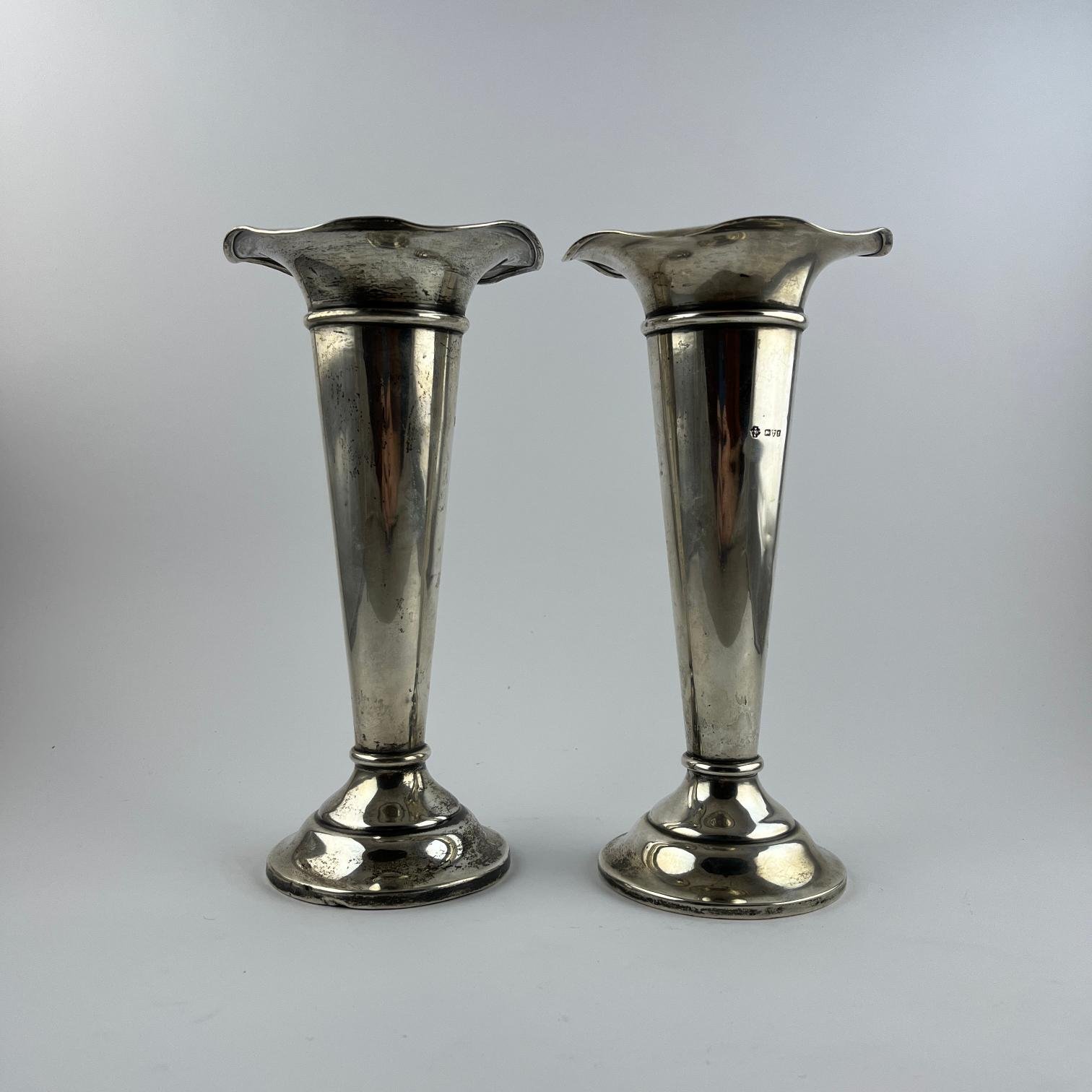 Par floreros ingleses en plata