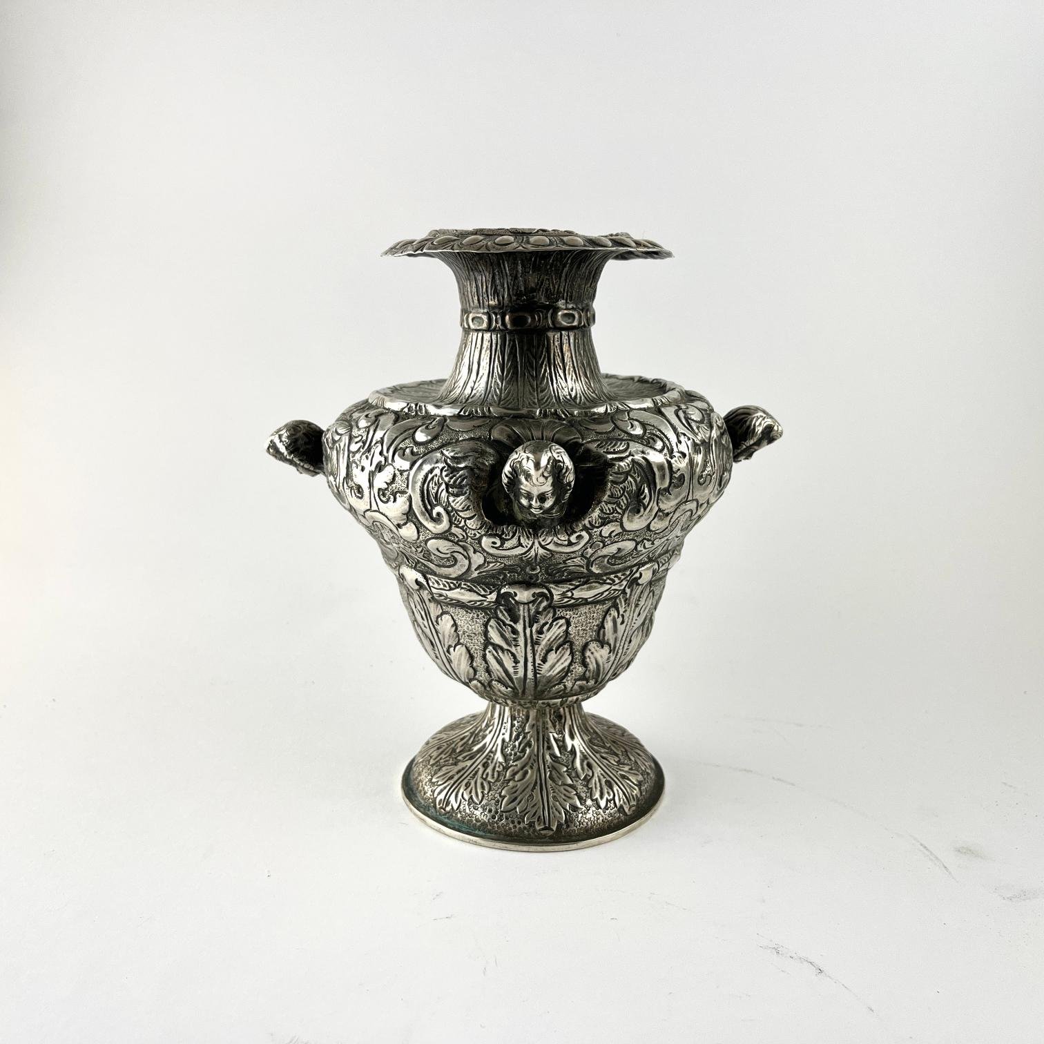 Florero s. XVIII en plata cincelada