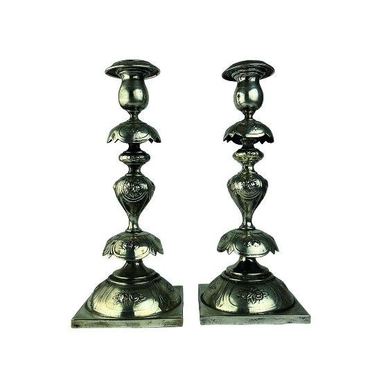Par de candelabros rusos en metal plateado