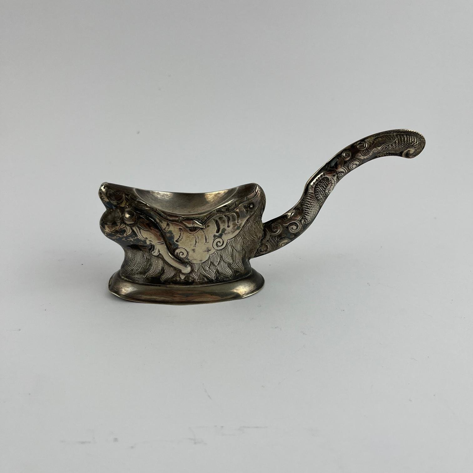 Soporte vietnamita para colador de té en plata