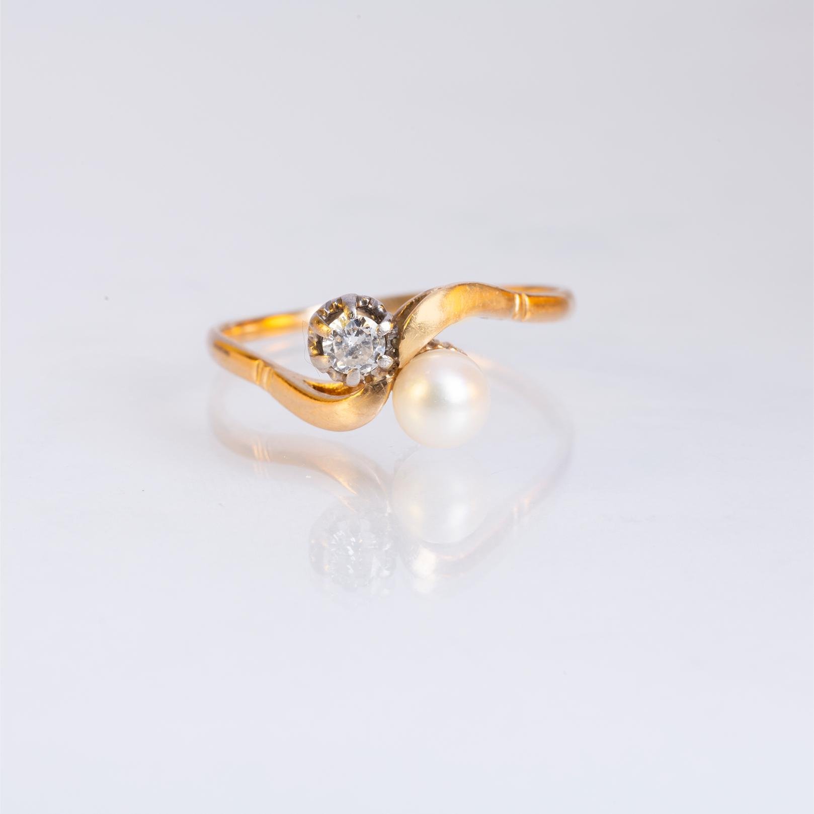 Anillo oro 18 K amarillo, diamante y perla