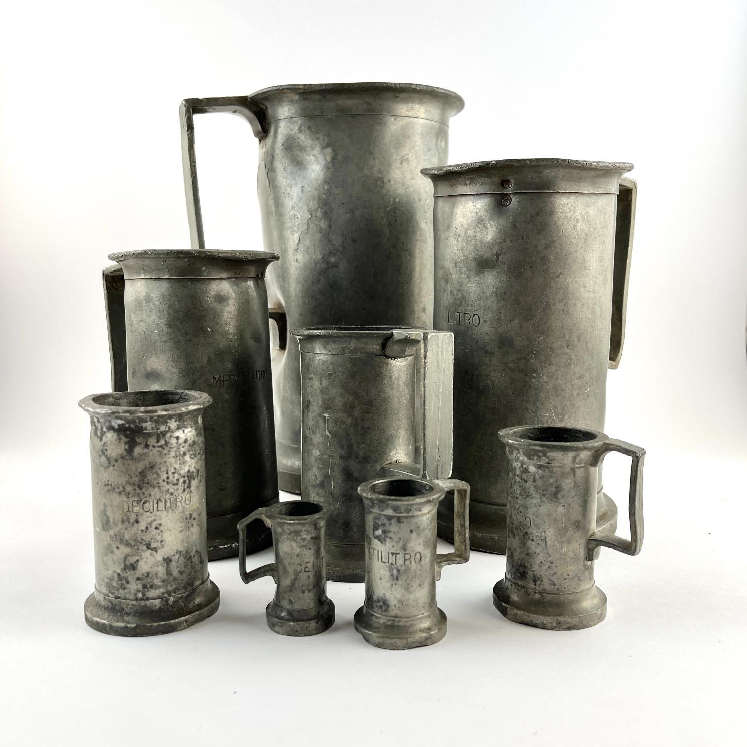 Ocho jarras en peltre