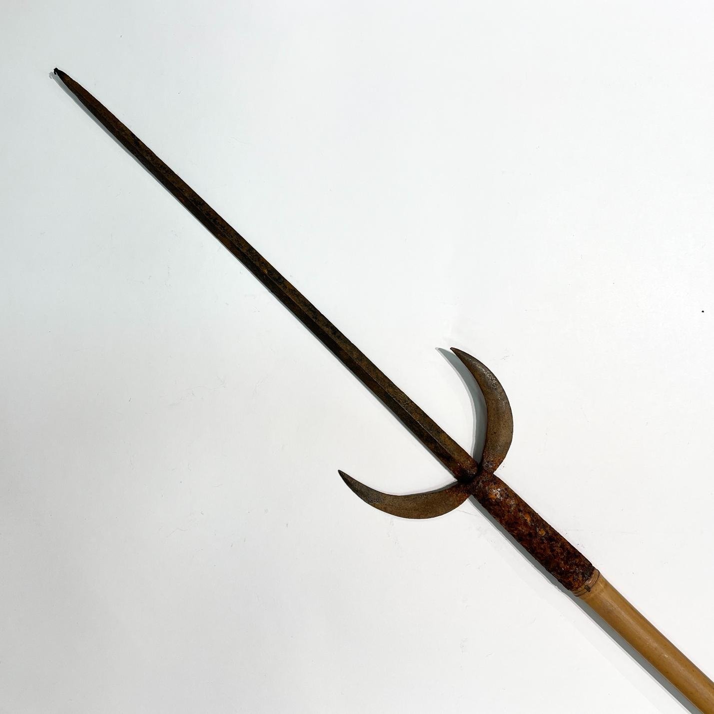 Lanza con medialuna en hierro