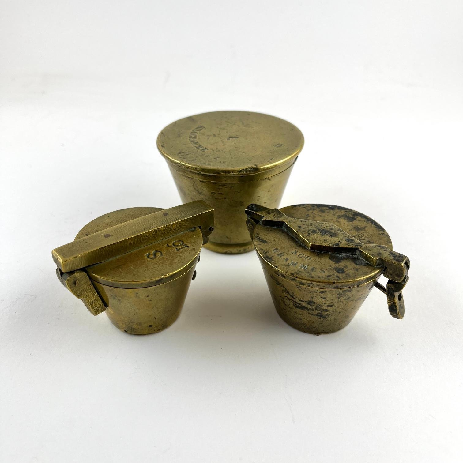 Tres ponderales en bronce