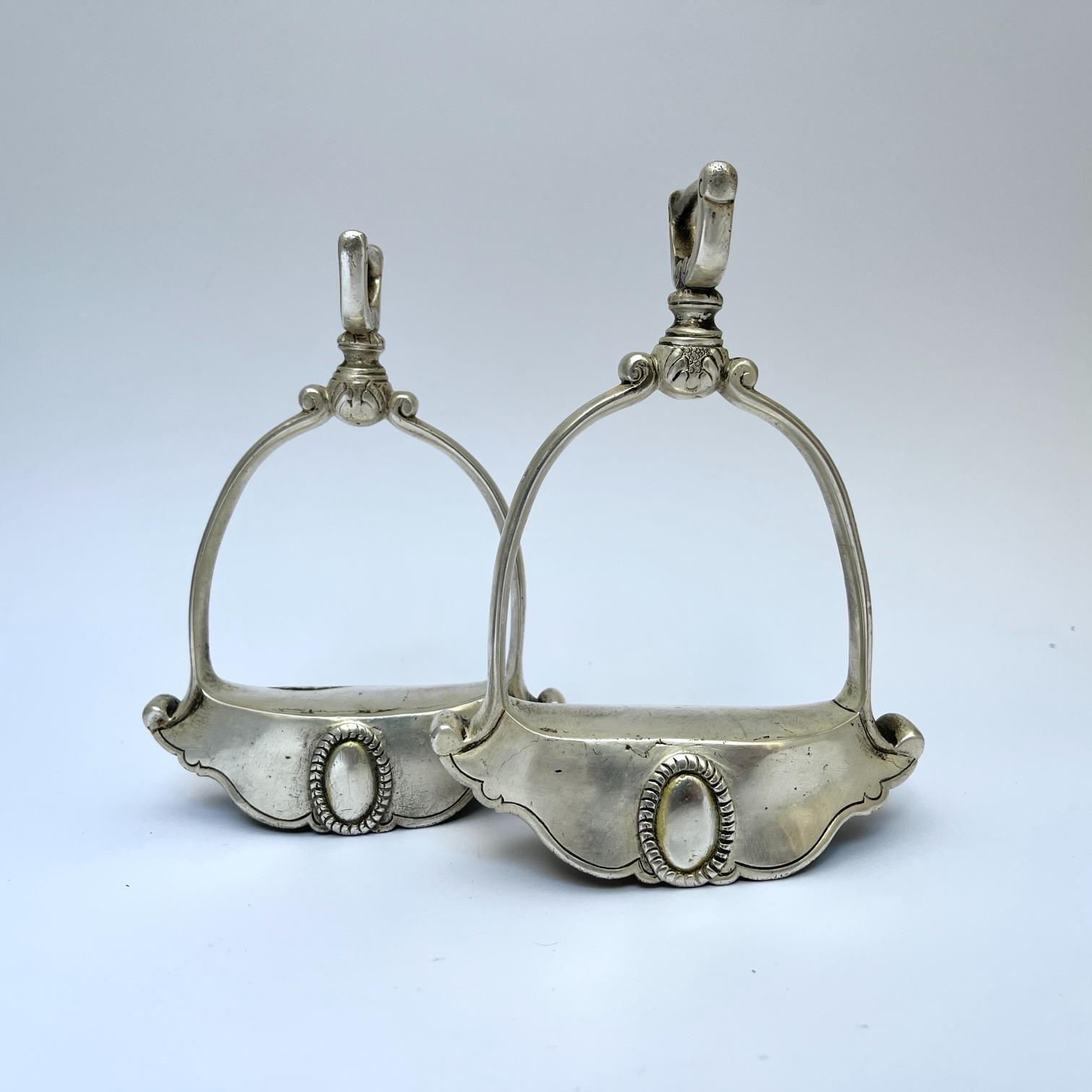 Par de estribos en metal blanco