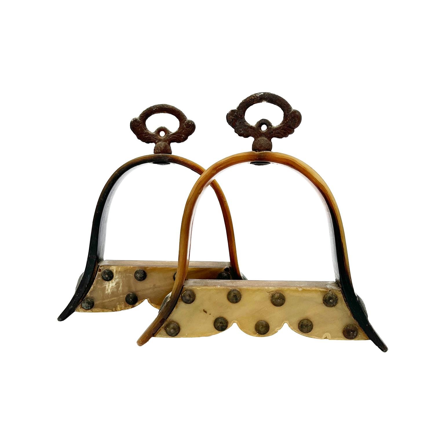 Par de estribos en guampa, madera y hierro