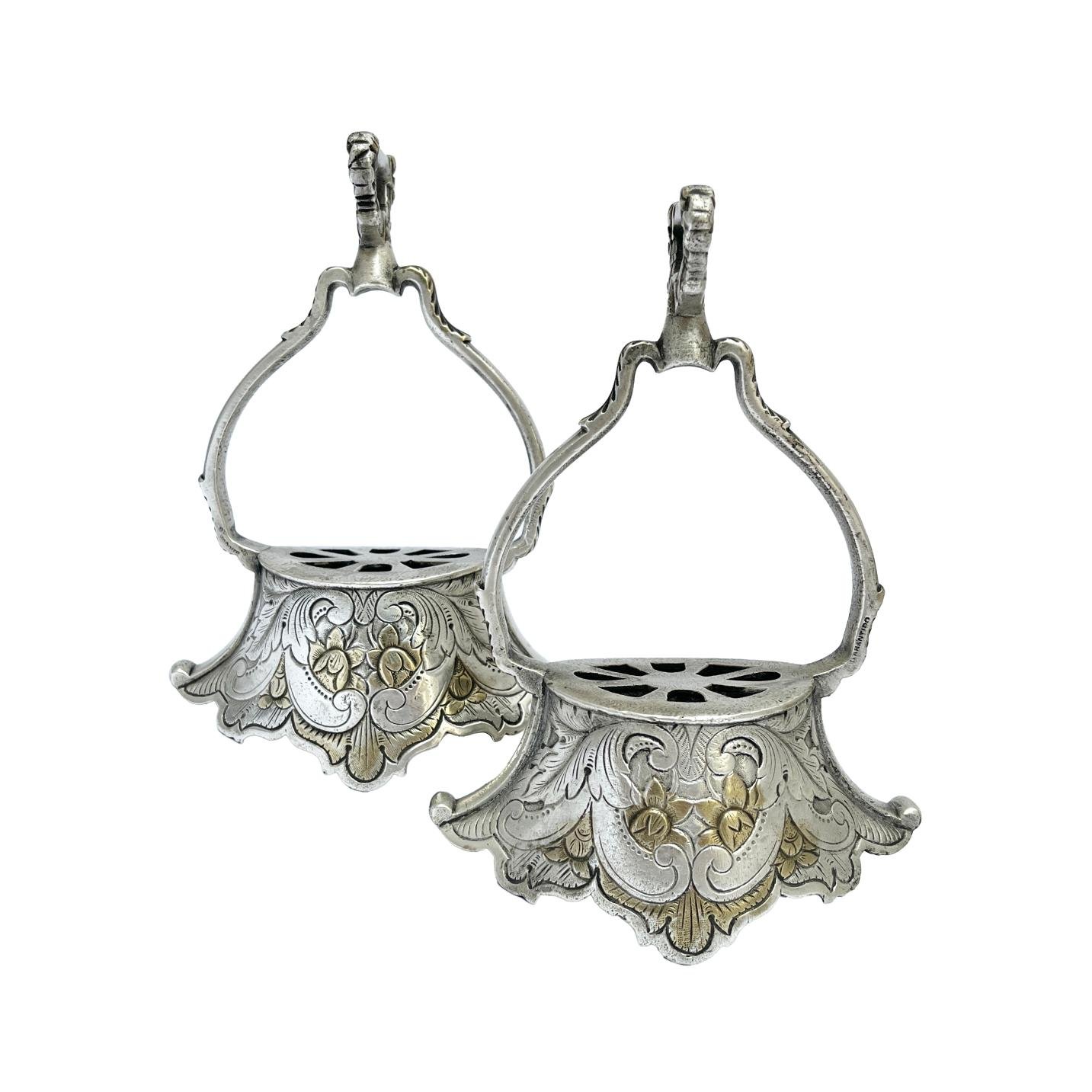 Par de estribos en metal blanco y oro